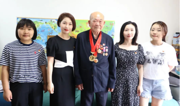 追忆峥嵘岁月，传承红色精神——重庆东大肛肠医院慰问抗美援朝老兵