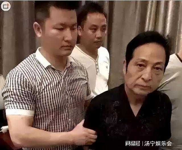 王林为知名艺人开光，让她们脱光洗净在身上画符