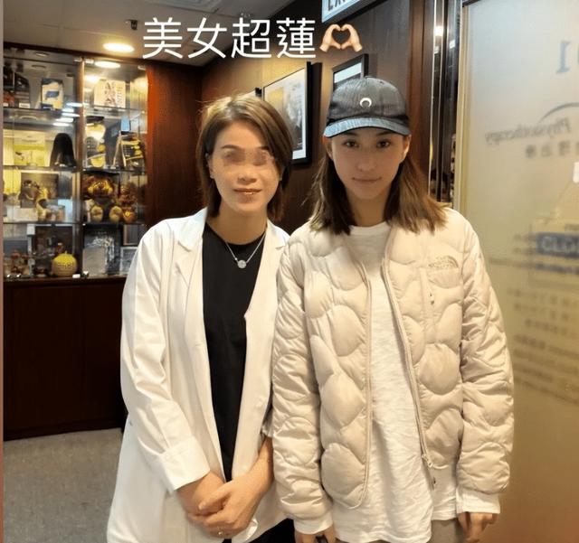 71岁赌王三太现身理疗馆，与女儿何超莲亲密相伴