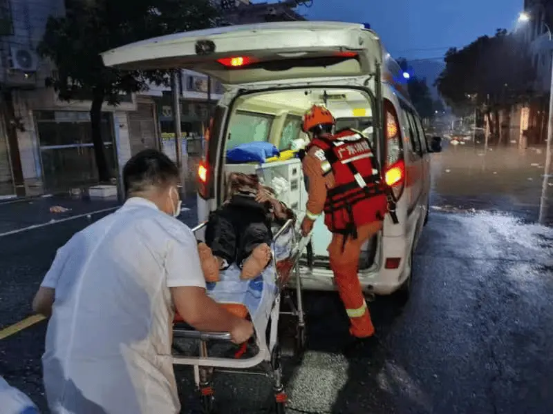 强降雨导致房屋被淹、人员被困！江门消防驰援清远救援温暖纪实