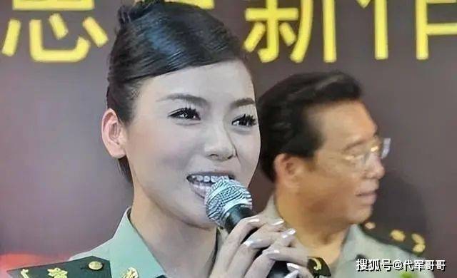 民歌天后陈思思近况：嫁小一岁歌唱家生一女，今46岁气质像天仙