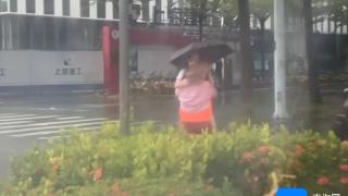 风雨中的暖心守护 三亚环卫工人抱起学生走过积水路面