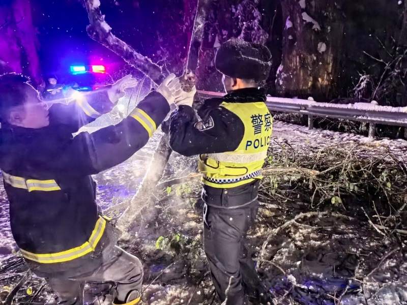 雨雪天 在一线 | 四川洪雅公安交警迎寒而上保畅通