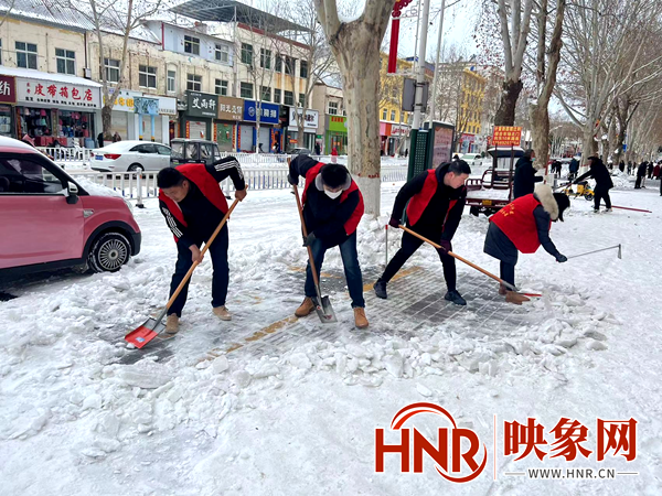 方城县中医院积极开展道路扫雪除冰行动