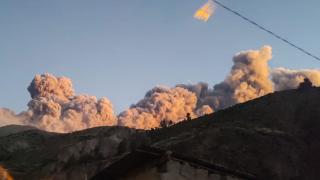 秘鲁乌维纳斯火山喷发 火山灰柱高达1200米