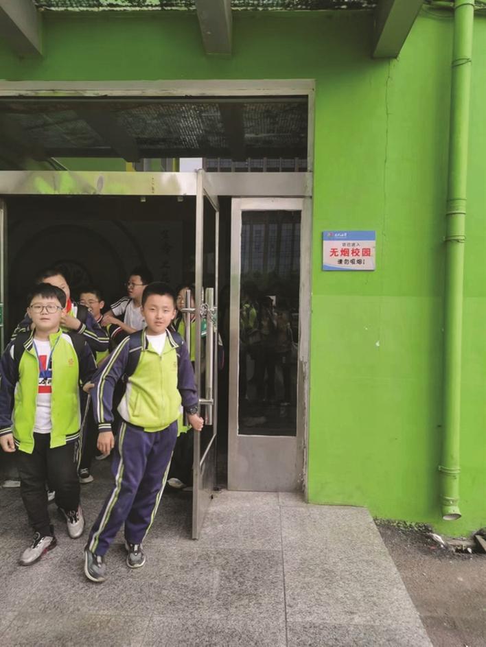 离石区龙凤小学：创建无烟校园 营造文明环境