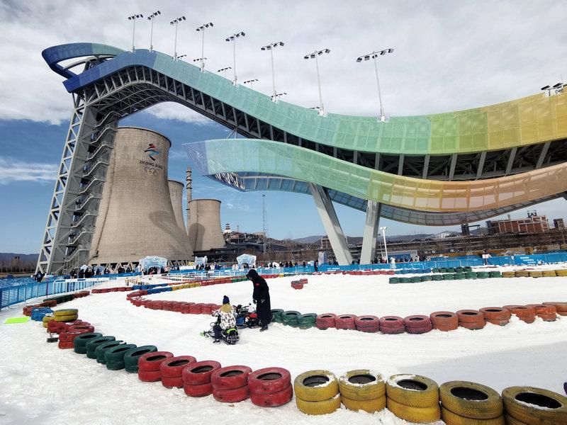 组图：“雪飞天”化身冰雪乐园 市民春节期间感受冰雪运动魅力