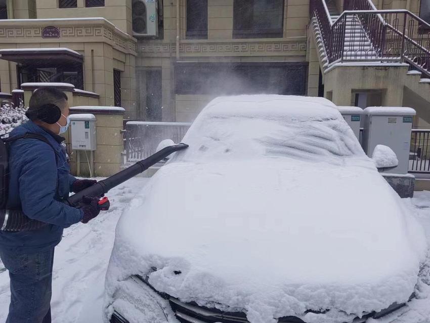 东凯社区花样除雪，为居民出行提供一站式服务