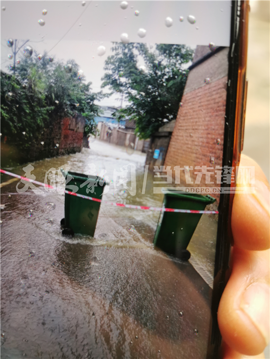 【天眼快讯】道路被雨水淹没，皮划艇转移受困群众