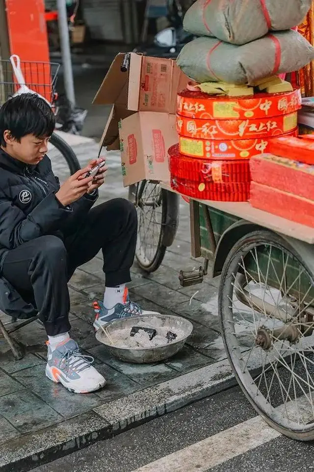 报复性放烟花后，“加特林”暴涨十倍，花炮之乡卖断货