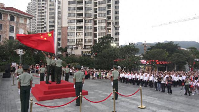 北回归线晨曦中为新中国庆生——广东省南澳县举行升国旗仪式