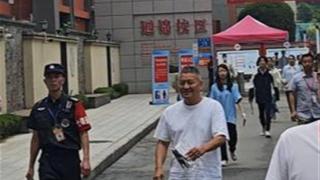 “高考钉子户”梁实预估语文考110分，路人慕名合影