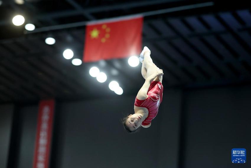 蹦床——全国冠军赛:朱雪莹获女子网上个人冠军