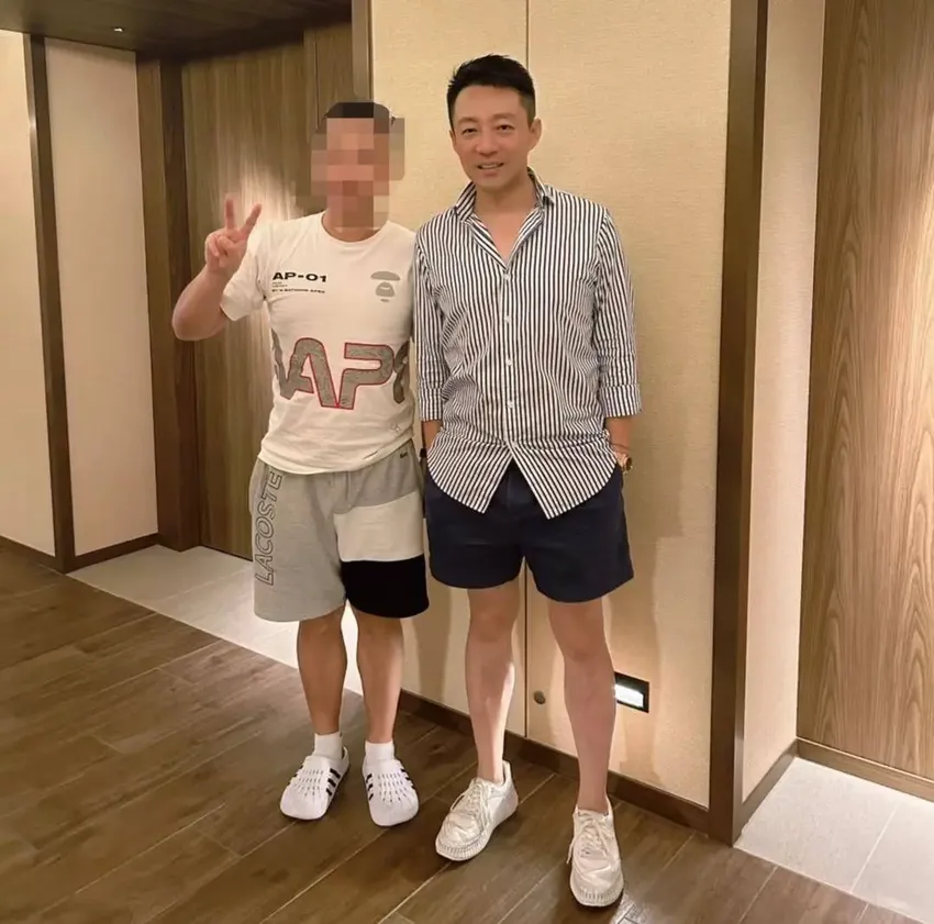 汪小菲日本度假照曝光，Mandy穿抹胸短裙，一家人很和谐很开心