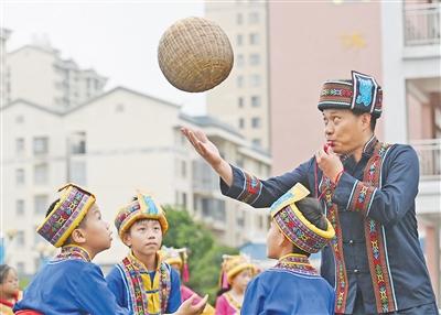 让易地搬迁群众日子越过越好（新时代画卷）