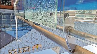 万达过街天桥的钢化玻璃破裂了，有危险吗？