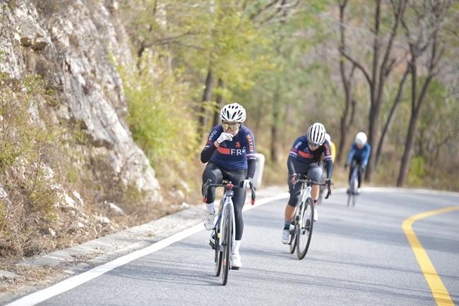 首届“骑行北京·百里环廊”公路自行车赛昌平流村开赛