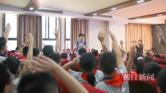 新学期从安全出发，全国优秀人民警察携手“少年警队”开讲啦！