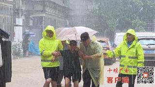 丹江口警方闻“汛”而动，筑牢汛期“安全堤坝”