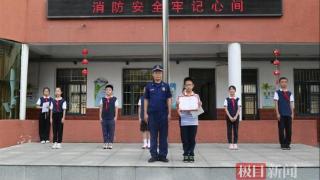 12岁小学生上演“教科书式”灭火，武汉市武昌消防授予其“小英雄”称号