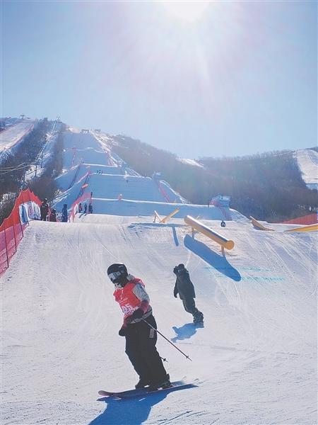 记者探营滑雪赛场 近距离感受“勇敢者的运动”