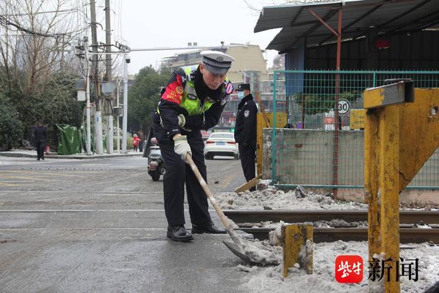 南京铁路民警除冰扫雪还兼职当了一回“交警”