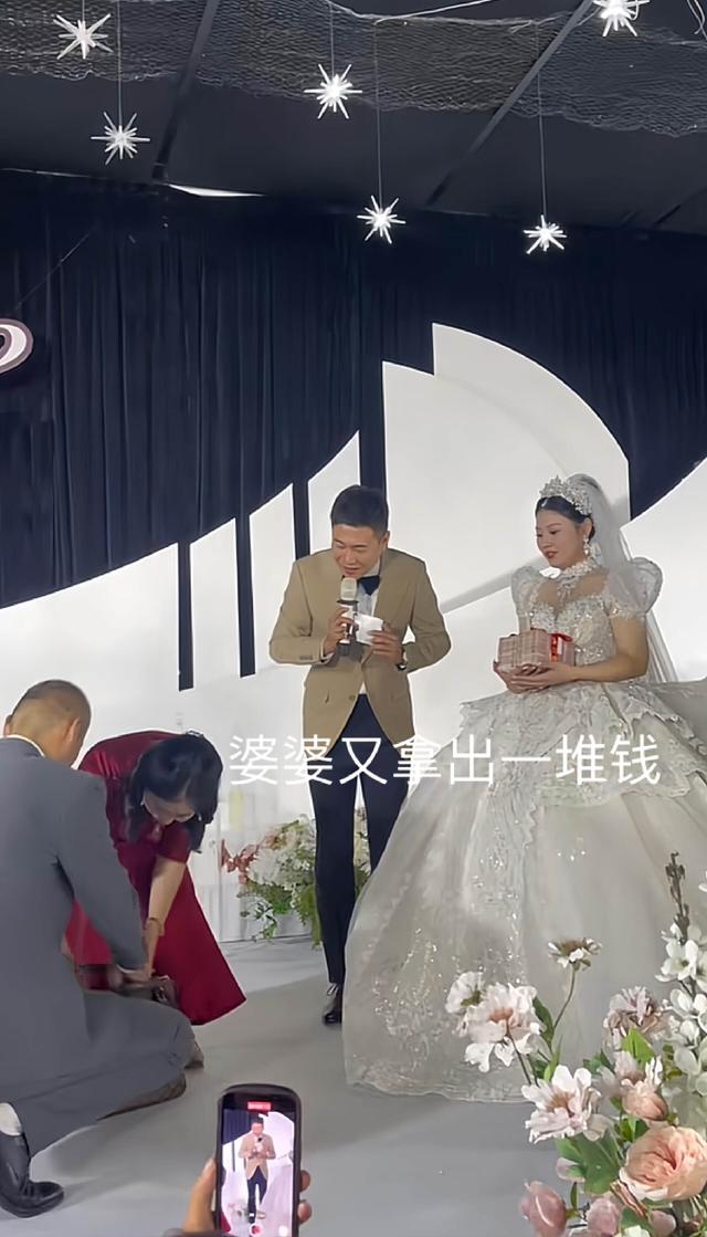 婚礼上，公婆给儿媳50万改口费，新娘乐开花：快抱不动了