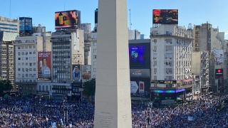 阿根廷夺冠游行：上千名球迷等待冠军大巴驶过
