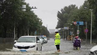 河北保定交警全力以赴应对强降雨