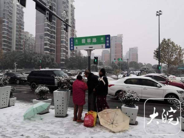 合肥降雪路滑 不少人冒雪出行摔倒 市民路上需注意安全