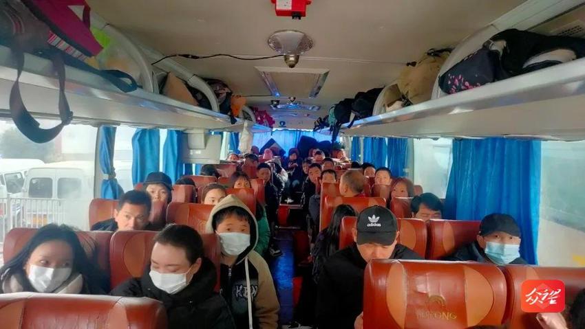 贵州江口：“免费专车”输送700名务工人员返岗