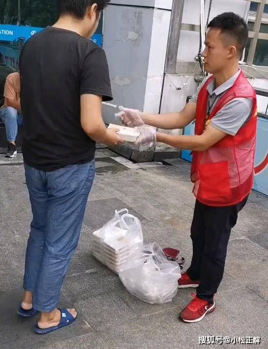 深圳：男子在龙华汽车站免费发盒饭，自己淋过雨，也想给别人撑伞