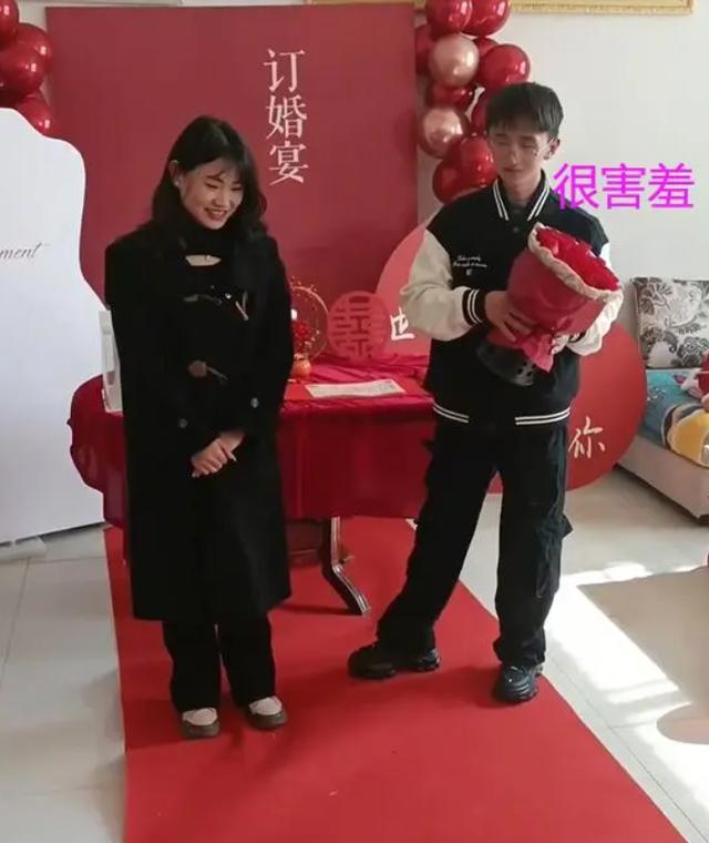 男子和女友订婚拍照离半米远，被女子一把拉过来：你害什么羞