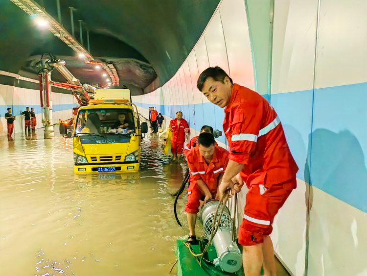 渝中：驰援城市抢险，他们鏖战排涝显担当