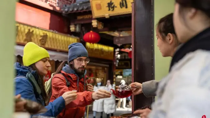 外国游客想在中国“买买买”，支付问题解决了吗？记者实地探访