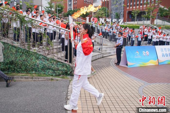 首届全国学青会火炬在广西南宁传递