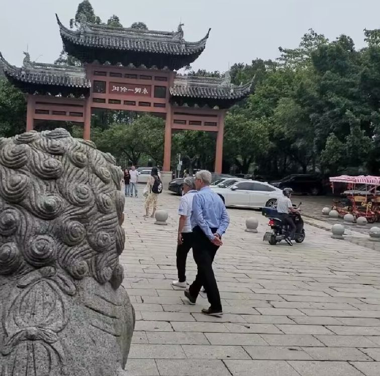 香港富豪霍震霆现身南沙天后宫，满头白发大肚腩显眼