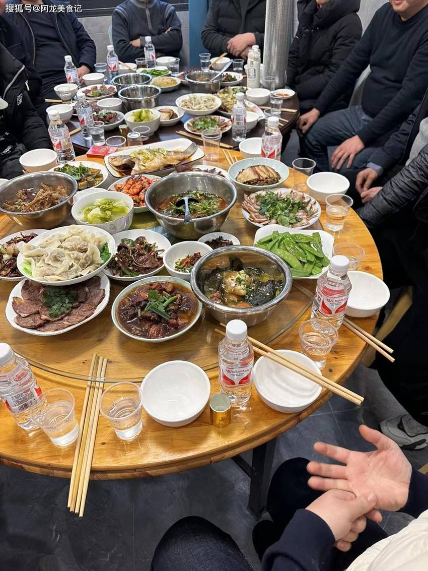 温馨时刻：大年初一年夜饭，享受传统美食的独特盛宴