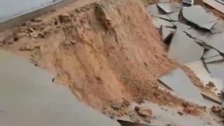 广东大埔县一河岸道路发生塌陷 当地回应：受“格美”影响已处置