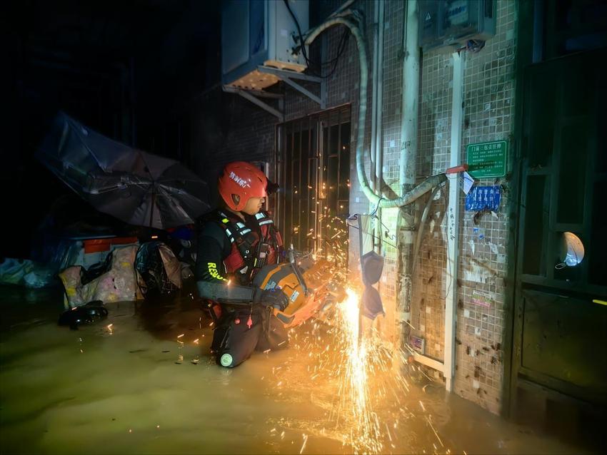 逆风而上战暴雨｜直击广东多地暴雨救援一线