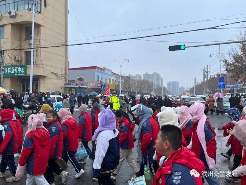 最美雪“警”|滨州交警以“雪”为令，线上＋线下守护加倍