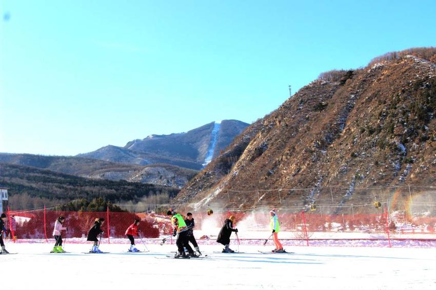 内蒙古喀喇沁旗美林谷：青少年舞动冰雪丝带