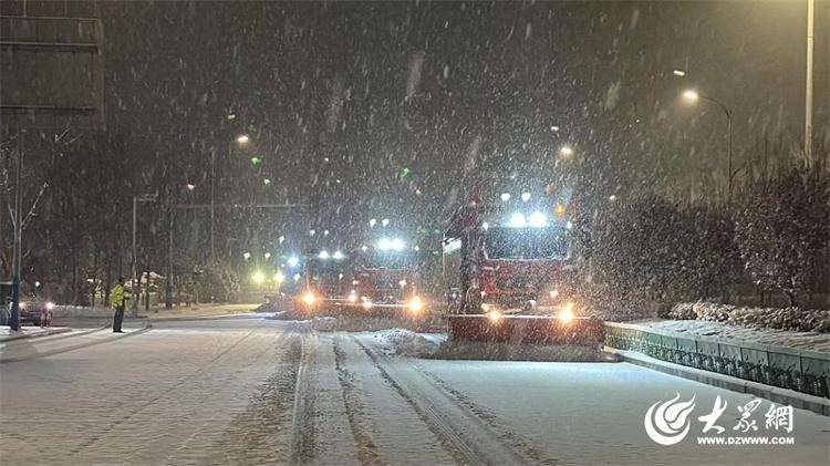 莱山公路中心：“以雪为令”，清雪防滑保春运畅通！