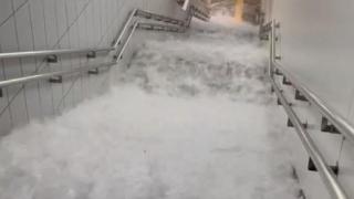 东京突降破纪录大雨 井盖损坏向空中喷出水柱