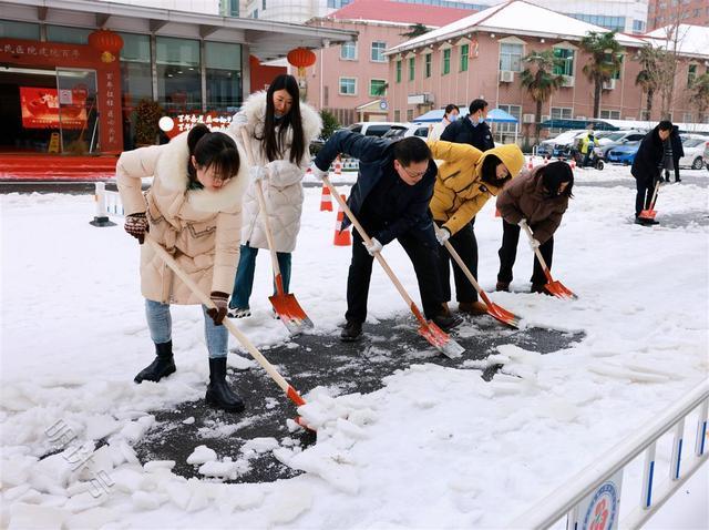 组建铲雪应急队迎战“冰冻大考”