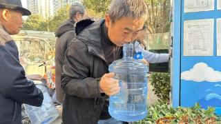 小区自来水有异味？供水公司称已进行取样检测 异味究竟来自哪儿？