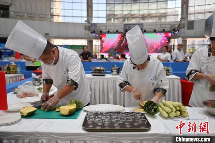 吉林长春：大厨同台竞技养老膳食烹饪