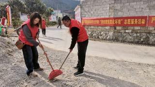 西林县融媒体中心开展“清洁家园美化环境”主题志愿服务活动