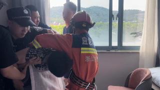 宁波北仑：一女子坐在酒店3层窗台外欲轻生 消防民警联手营救