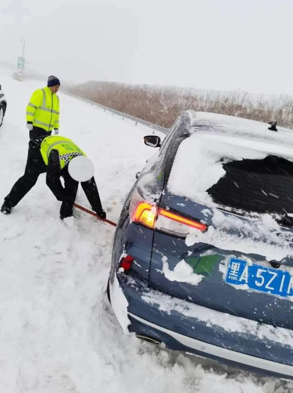 车辆陷入雪中 吉林高速公安及时救援